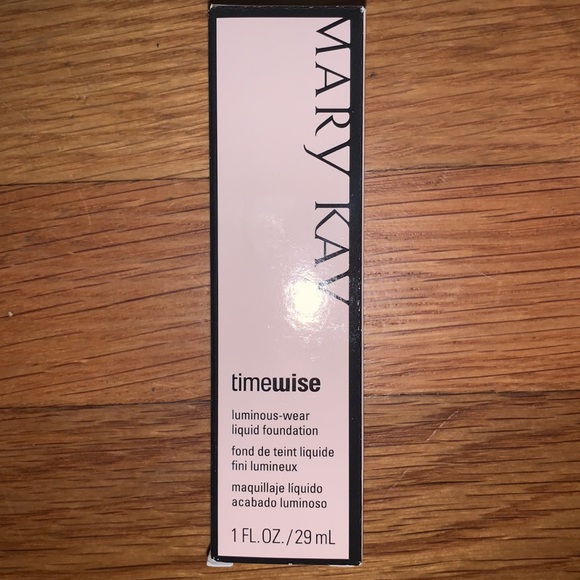 Mary Kay Liquid Foundation in Luminous & Matte